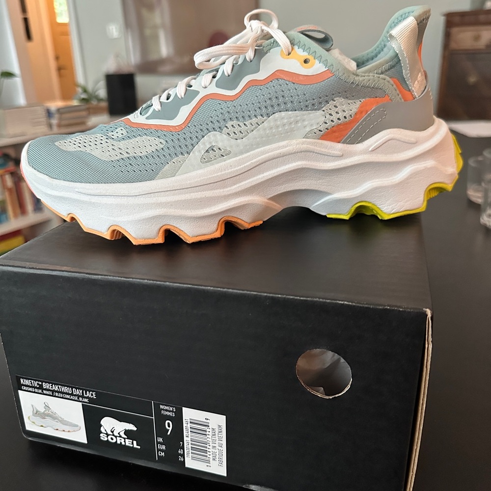 SOREL Women's KINETIC Breakthru Day - Crushed Blue / White size 9 BRAND NEW